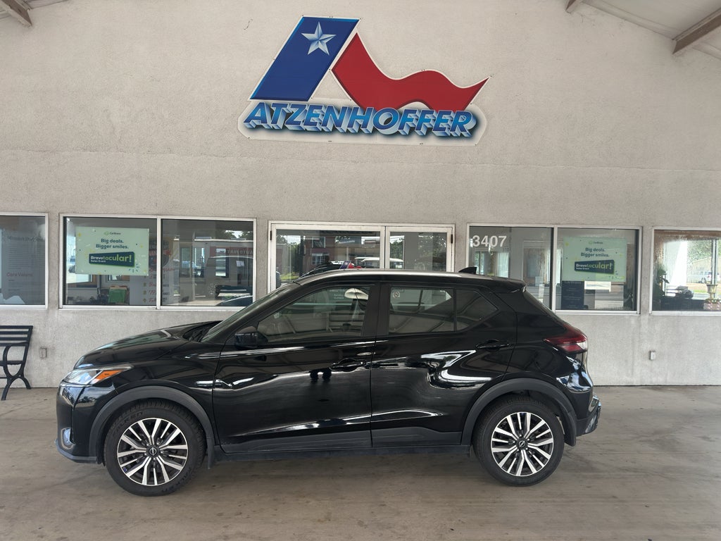 2023 Nissan Kicks SV Xtronic CVT in Black — front three-quarter view