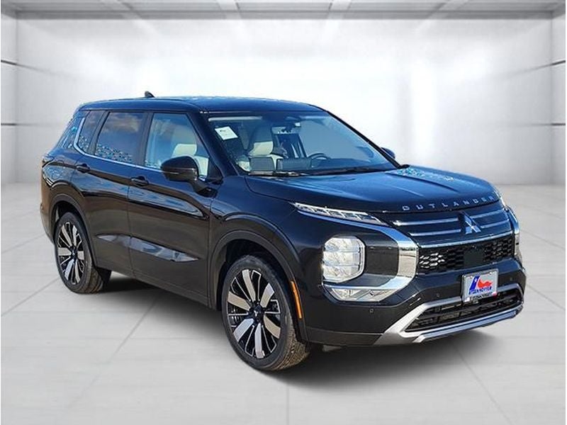 2026 Mitsubishi Outlander SE in Diamond — front three-quarter view